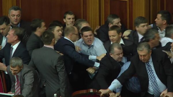 Украинские депутаты ломали стулья и рвали друг другу пиджаки во время драки