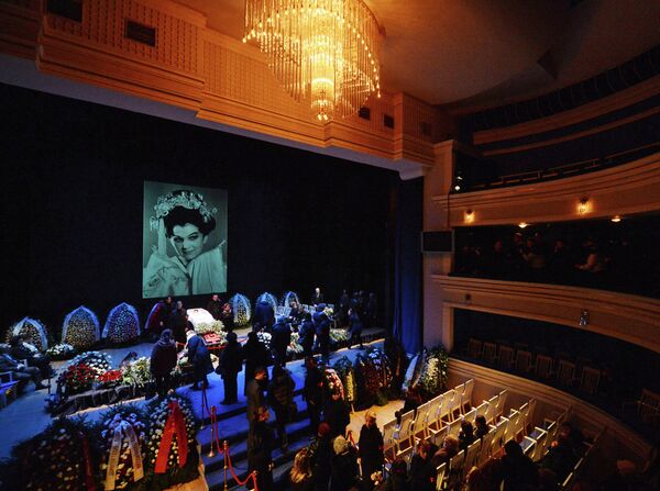 Церемония прощания с оперной певицей Галиной Вишневской в Центре оперного пения Г.Вишневской