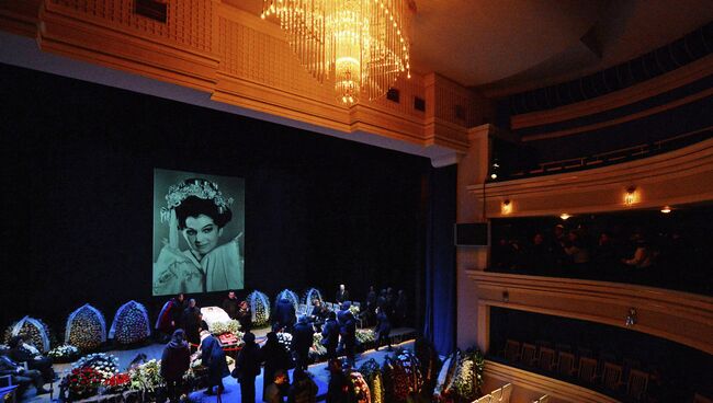 Церемония прощания с оперной певицей Галиной Вишневской в Центре оперного пения Г.Вишневской
