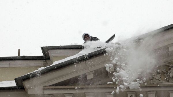 Уборка снега и наледи в Санкт-Петербурге. Архивное фото