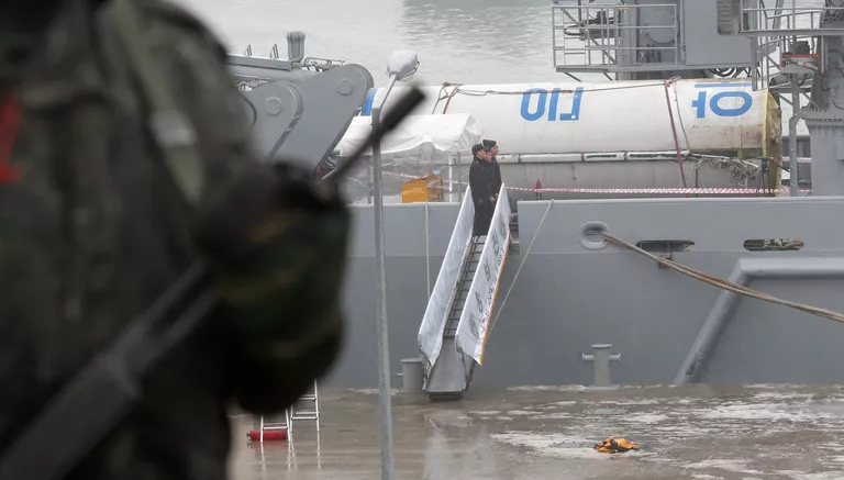 ВМС Южной Кореи подняли в море фрагмент первой ступени ракеты КНДР ВМС Южной Кореи подняли в море фрагмент первой ступени ракеты КНДР