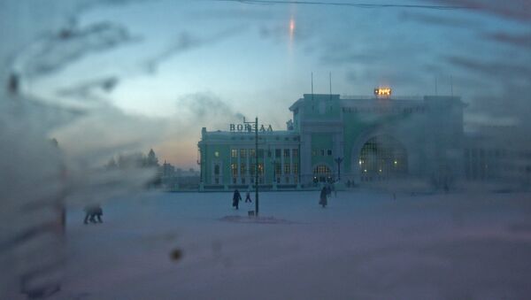 Вид на здание вокзала станции Новосибирск-Главный в Новосибирске, архивное фото