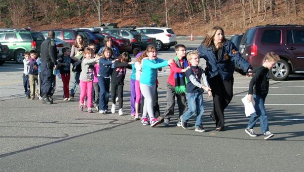 Детей эвакуируют из школы в Коннектикуте после стрельбы