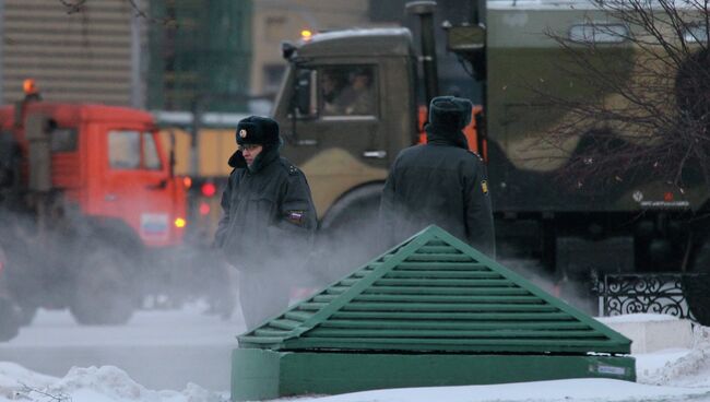 Сотрудники правоохранительных органов на Лубянском проезде.