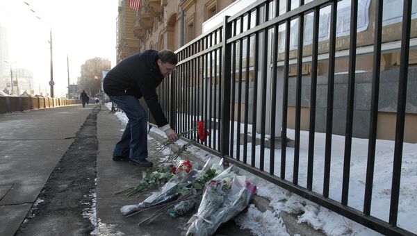 Москвичи несут цветы к посольству США после трагедии в Коннектикуте