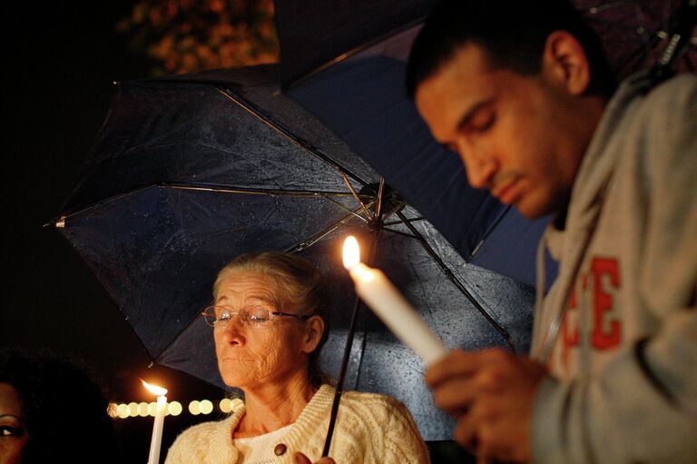 Траур в США по погибшим в результате стрельбы в школе Ньютауна