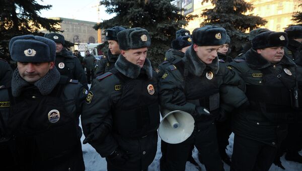 Сотрудники правоохранительных органов на акции протеста Марш свободы на Лубянской площади в Москве