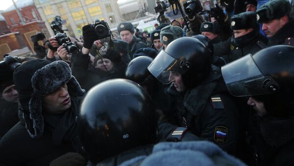 Блогер Алексей Навальный (слева) на несогласованной акции протеста Марш свободы на Лубянской площади в Москве