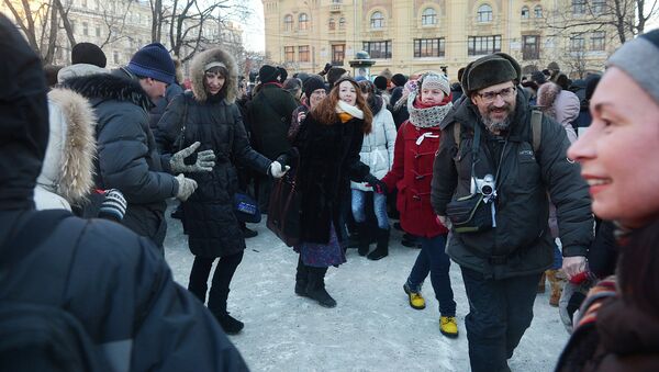 Участники акции протеста Марш свободы водят хоровод на Лубянской площади 