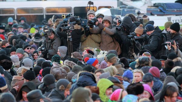 Участники несогласованной акции протеста Марш свободы и журналисты на Лубянской площади в Москве