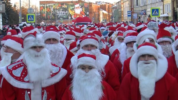 Парад Дедов Морозов: тысяча красных тулупов, белых бород и оркестр