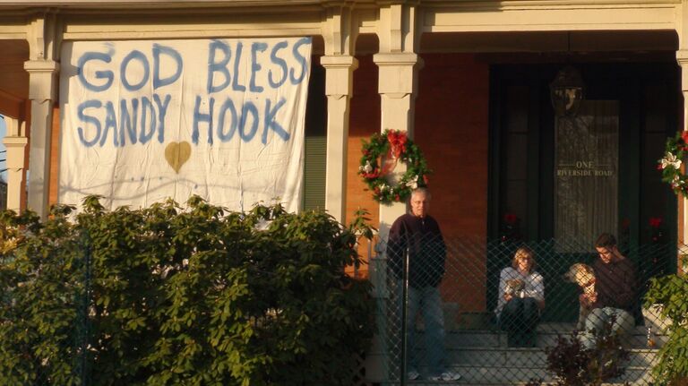 Траур по жертвам стрельбы в школе Сэнди Хук Траур по жертвам стрельбы в школе Сэнди Хук