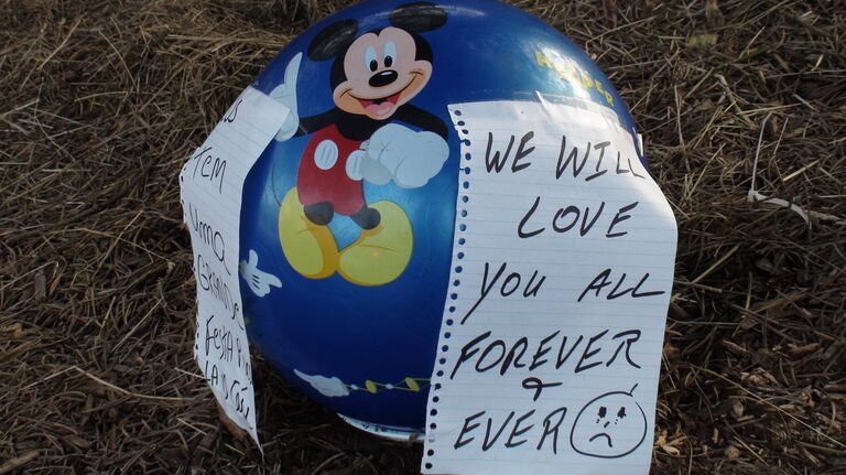 Траур по жертвам стрельбы в школе Сэнди Хук Траур по жертвам стрельбы в школе Сэнди Хук