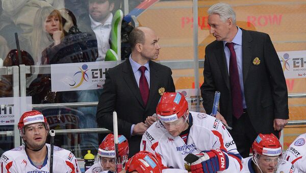 Зинэтула Билялетдинов (на втором плане справа) и хоккеисты сборной России
