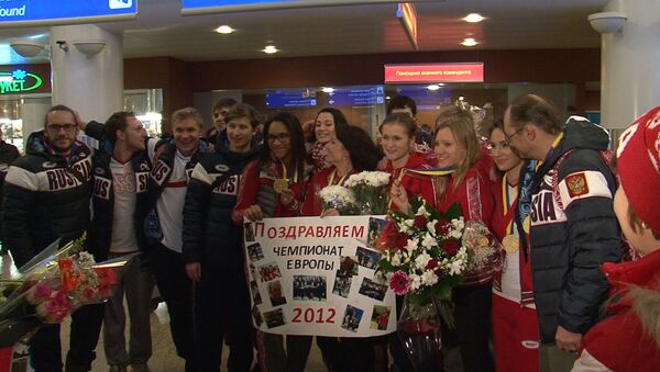 Победительниц ЧЕ по керлингу в Москве встретили цветами и тортом-камнем