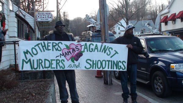 Жители США с плакатами, призывающими запретить свободное ношение оружия. Архивное фото