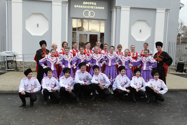 Участники народного ансамбля около нового Дворца Бракосочетания в Новоалександровском районе Ставропольского края