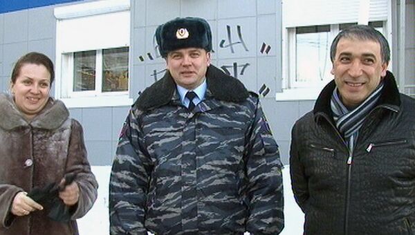 Cотрудник УМВД по Костромской области Андрей Горшков с женой и потерпевшим