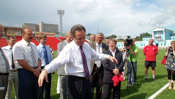 Министр спорта и туризма Виталий Мутко во время визита на стадион в Иванове