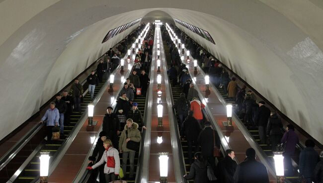 Эскалатор на станции московского метро. Архив