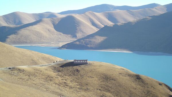 Озеро Ямджоюм-Цо в Тибете. Архивное фото