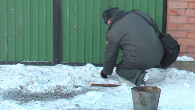 Полицейские Читы работают на месте взрыва самодельного взрывного устройства в микрорайоне Солнечный