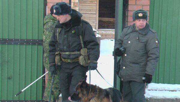 Полицейские Читы работают на месте взрыва самодельного взрывного устройства в микрорайоне Солнечный