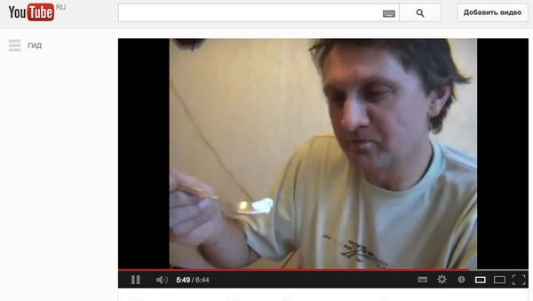 Скриншот видео с сервиса YouTube, в котором красноярский журналист Вячеслав Ледовский съедает свою статью о строительстве моста