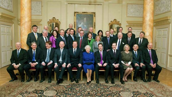 Королева Елизавета II и премьер-министр Великобритании Дэвид Кэмерон с членами британского кабинета министров