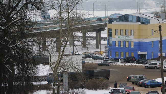 Обледеневший мост через Волгу в Костроме