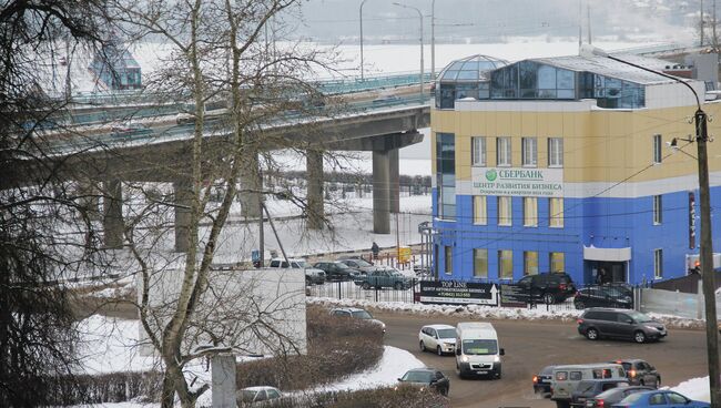 Обледеневший мост через Волгу в Костроме