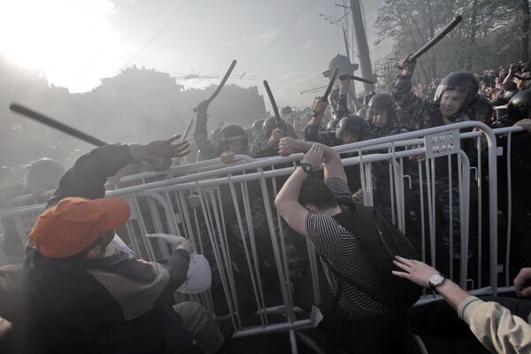 Сотрудники правоохранительных органов оттесняют участников митинга «Марш миллионов» на Болотной площади, 6 мая 2012.