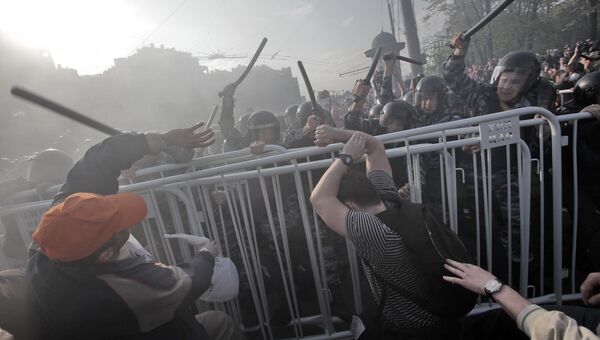 Сотрудники правоохранительных органов оттесняют участников митинга «Марш миллионов» на Болотной площади, 6 мая 2012.