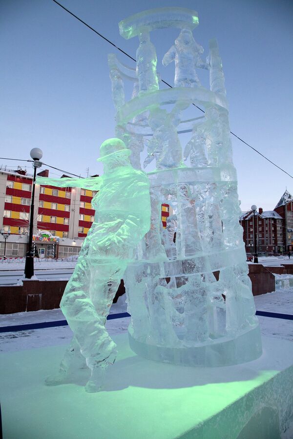 Работа латвийско-литовского дуэта «Человечество» на международном фестивале ледовой скульптуры «Полярная рапсодия»