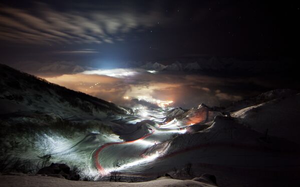 Ночной вид верхней территории горнолыжного центра «Роза Хутор». Фотография составлена из двух фотографий, февраль 2012.