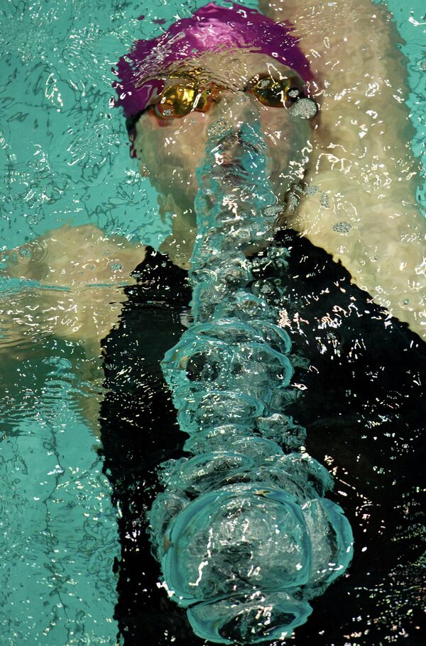Спортсменка Мария Громова на чемпионате России по плаванию, апрель 2012.