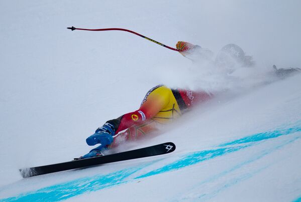Падение канадской горнолыжницы Келли Вандербик во время тренировки в горнолыжном центре «Роза Хутор», февраль 2012.
