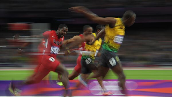 Ямайский спортсмен Усэйн Болт (справа) на соревнованиях по легкой атлетике на XXX летних Олимпийских играх, август 2012.