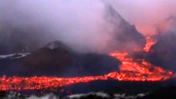 Булькающая лава вулкана растеклась на 17 километров и залила горы Камчатки