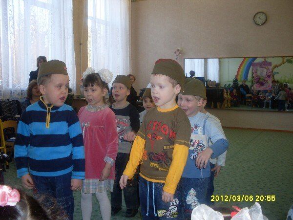 Хор мальчиков в коррекционном детдоме. На самом дальнем плане – мальчик Богдан Хор мальчиков в коррекционном детдоме. На самом дальнем плане – мальчик Богдан