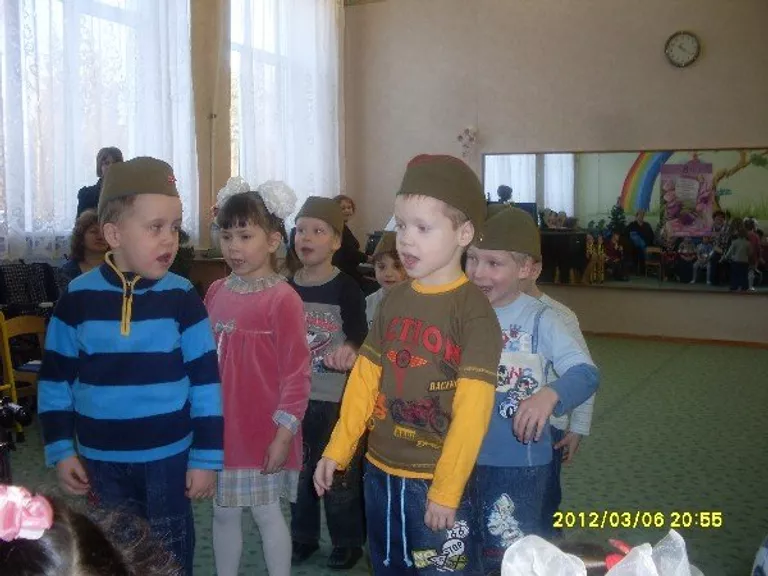Хор мальчиков в коррекционном детдоме. На самом дальнем плане – мальчик Богдан Хор мальчиков в коррекционном детдоме. На самом дальнем плане – мальчик Богдан