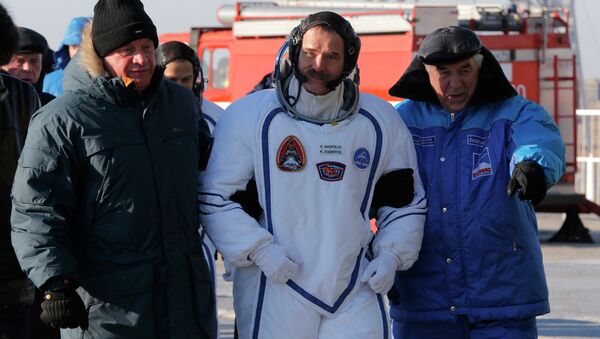 Член экипажа экспедиции на МКС астронавт Канадского космического агентства Крис Хадфилд (в центре)