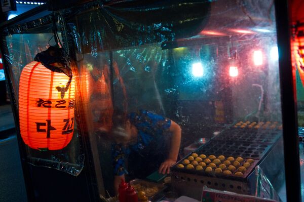 Ночная уличная торговля в Пусане, 3 июля 2012.