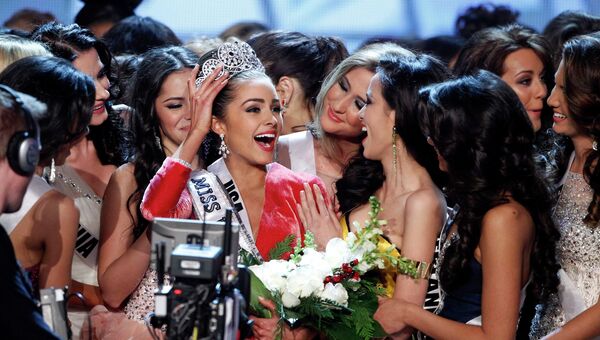 Мисс Вселенная-2012 Оливия Калпо во время коронации 