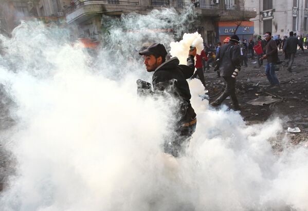Демонстранты используют дымовые шашки на каирской площади Тахрир, 23 ноября 2011.