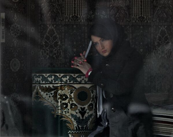 Девушка в тегеранском магазине ковров, 14 февраля 2012.