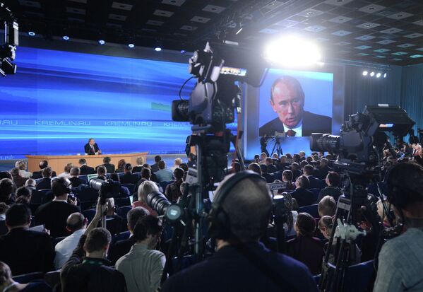 Президент России Владимир Путин на большой ежегодной пресс-конференции в Центре международной торговли на Красной Пресне