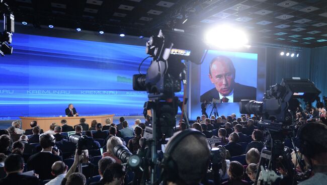 Президент России Владимир Путин на большой ежегодной пресс-конференции в Центре международной торговли на Красной Пресне