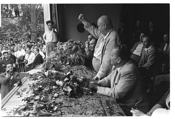 Никита Сергеевич Хрущев приветствует югославского лидера  Иосипа Броз Тито, прибывшего с визитом в Москву, 1956
