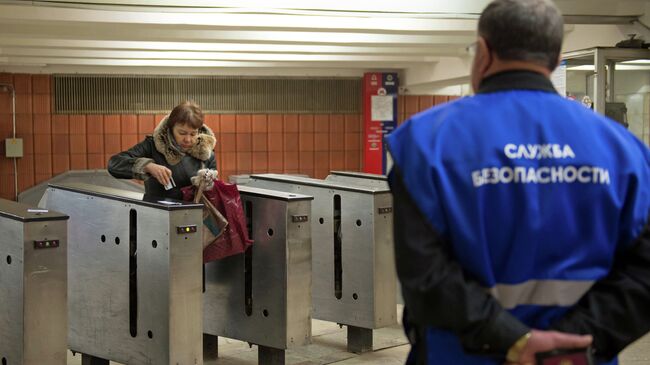 Работа контролеров в московском метрополитене. Архивное фото